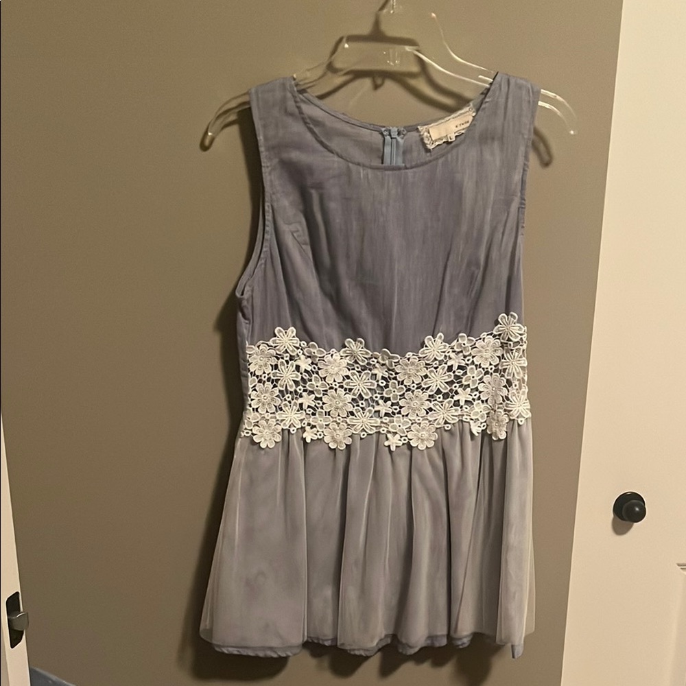 Elegant Sleeveless Dress with Lace Detail